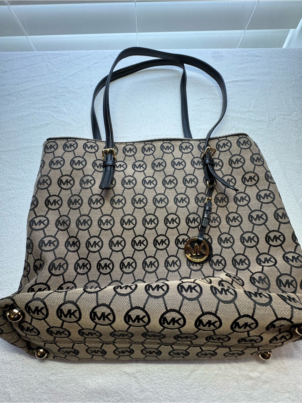 Michael Kors Jet Set East/West Tote Bag in Signature Tan and Black Fabric - Picture 3 of 12